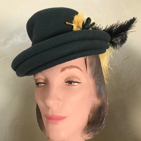 CHIC 1940s GREEN FELT TILT HAT WITH BLACK AND YELLOW OSTRICH FEATHERS